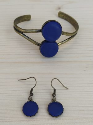 Besoko eta belarritako urdinak