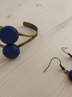 Besoko eta belarritako urdinak