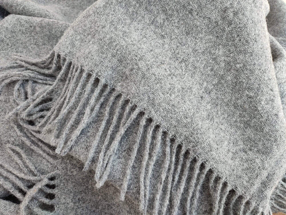 Manta grisa, xaboiak, kandelak eta ileko goma - Irudia 6