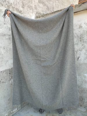 Manta grisa, xaboiak eta kandelak