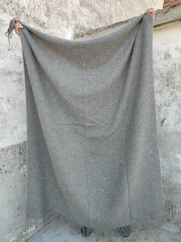 Manta grisa, xaboiak eta kandelak - Irudia 2