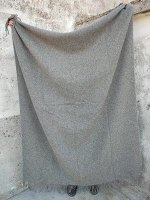 Artilezko manta grisa, uhalarekin