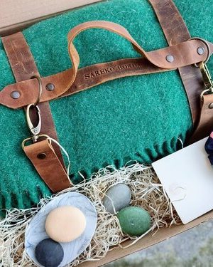 Manta berdea, xaboiak, kandelak eta ileko goma