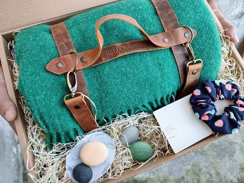 Manta berdea, xaboiak, kandelak eta ileko goma