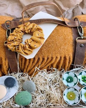 Manta horia, xaboiak, kandelak eta ileko goma