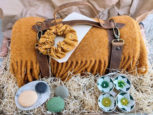 Manta horia, xaboiak, kandelak eta ileko goma