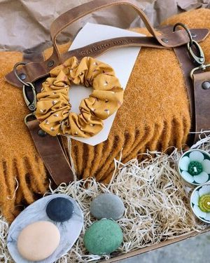 Manta horia, xaboiak, kandelak eta ileko goma