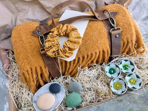 Manta horia, xaboiak, kandelak eta ileko goma - Irudia 2