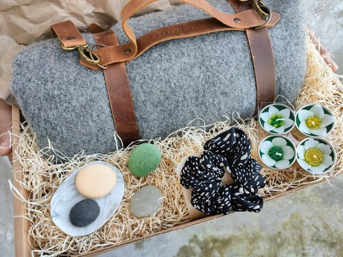 Manta grisa, xaboiak, kandelak eta ileko goma