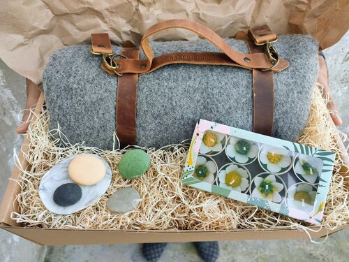 Manta grisa, xaboiak eta kandelak