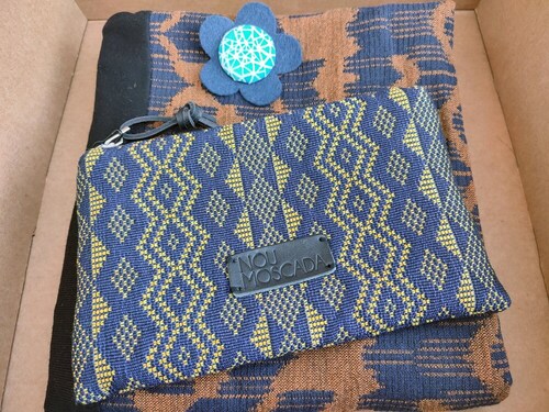 Kalei bufanda, eskuzorroa eta margarita