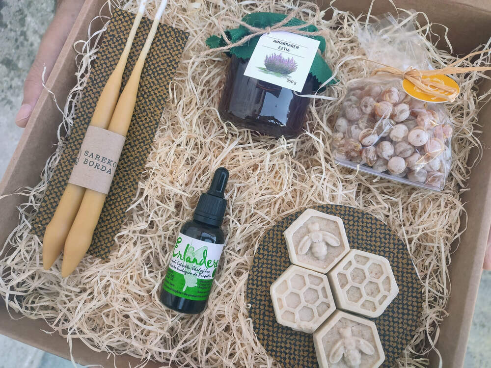 Erlezaleen kutxa (ezti poto bat)