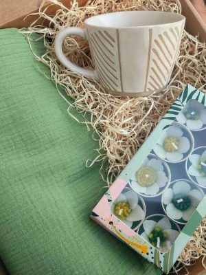 Eukalipto koloreko muselina, katilua eta kandelak