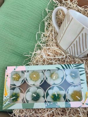 Eukalipto koloreko muselina, katilua eta kandelak