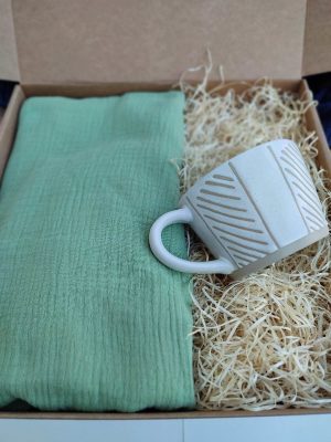 Eukalipto koloreko muselina eta katilua