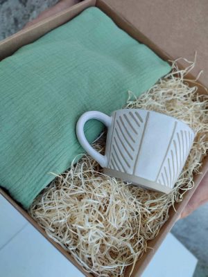 Eukalipto koloreko muselina eta katilua