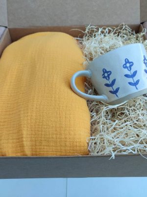 Kalendula koloreko muselina eta katilua